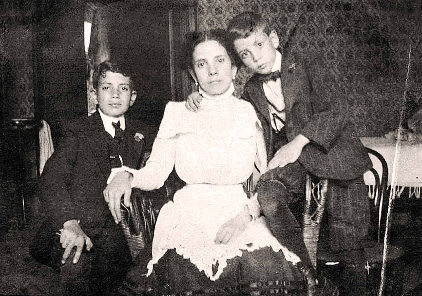 Armando y Ernesto de Maria y Campos con su mamá, 1905 (PMC).