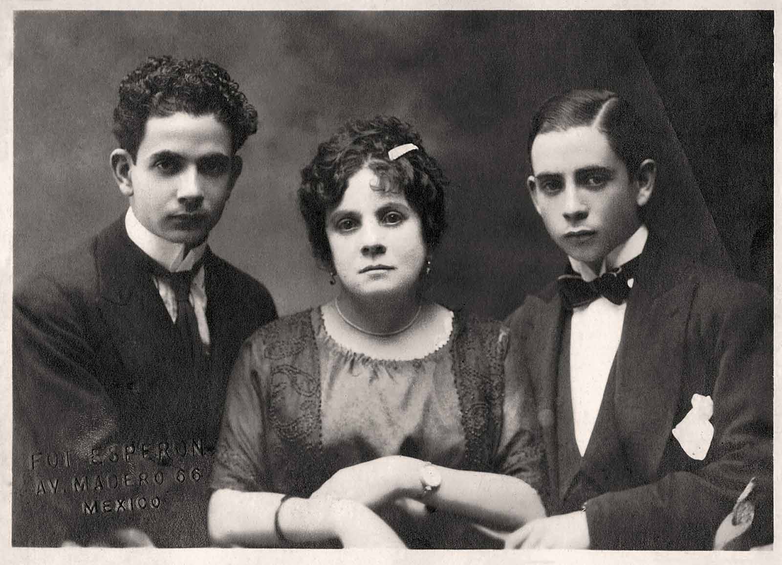 Armando y Ernesto de Maria y Campos con su mamá, 1914. (PMC).