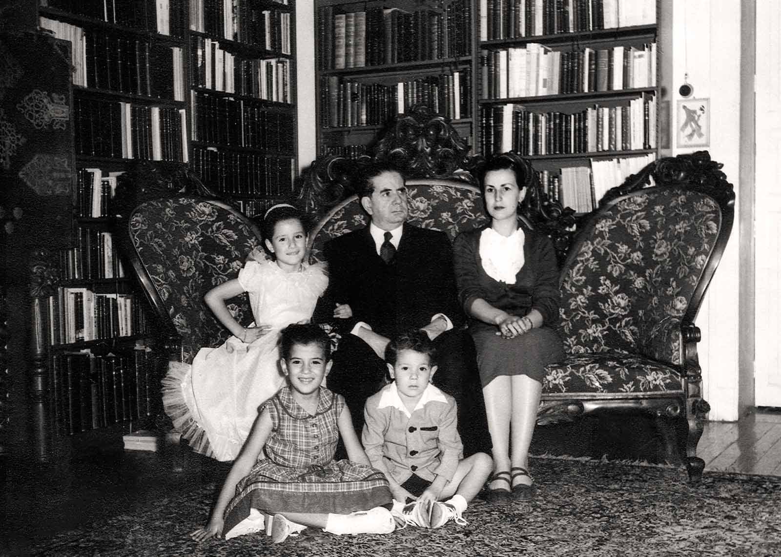 Armando de Maria y Campos con su esposa y sus hijos Ernesto, Nácar y Perla. (PMC).