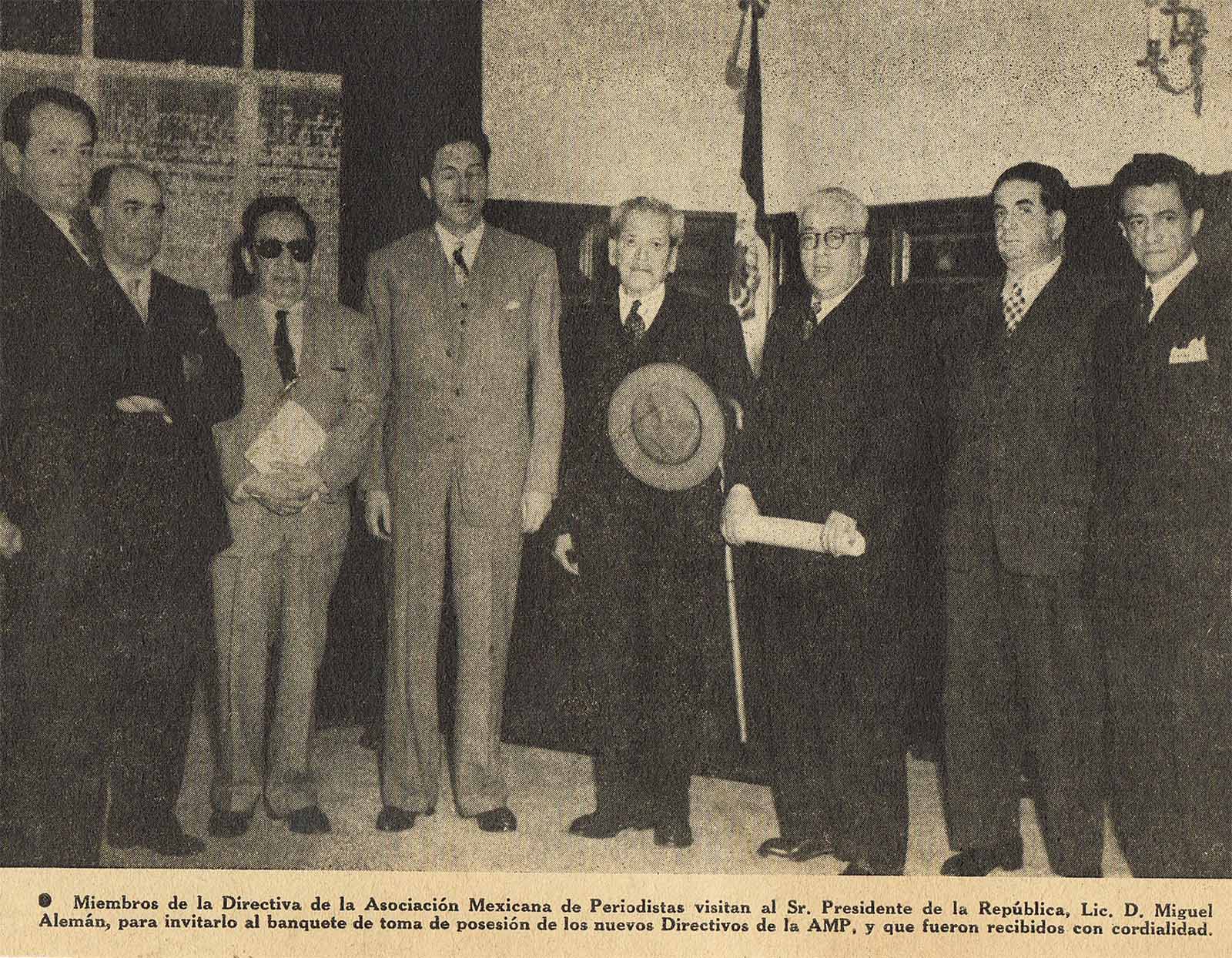 Miembros de la Directiva de la Asociación Mexicana de Periodistas visitan al Sr. Presidente de la República, Lic. D. Miguel Alemán. Destaca Armando de Maria y Campos, (segundo de derecha a izquierda),  ca. 1947 (foto periodística). (PMC).