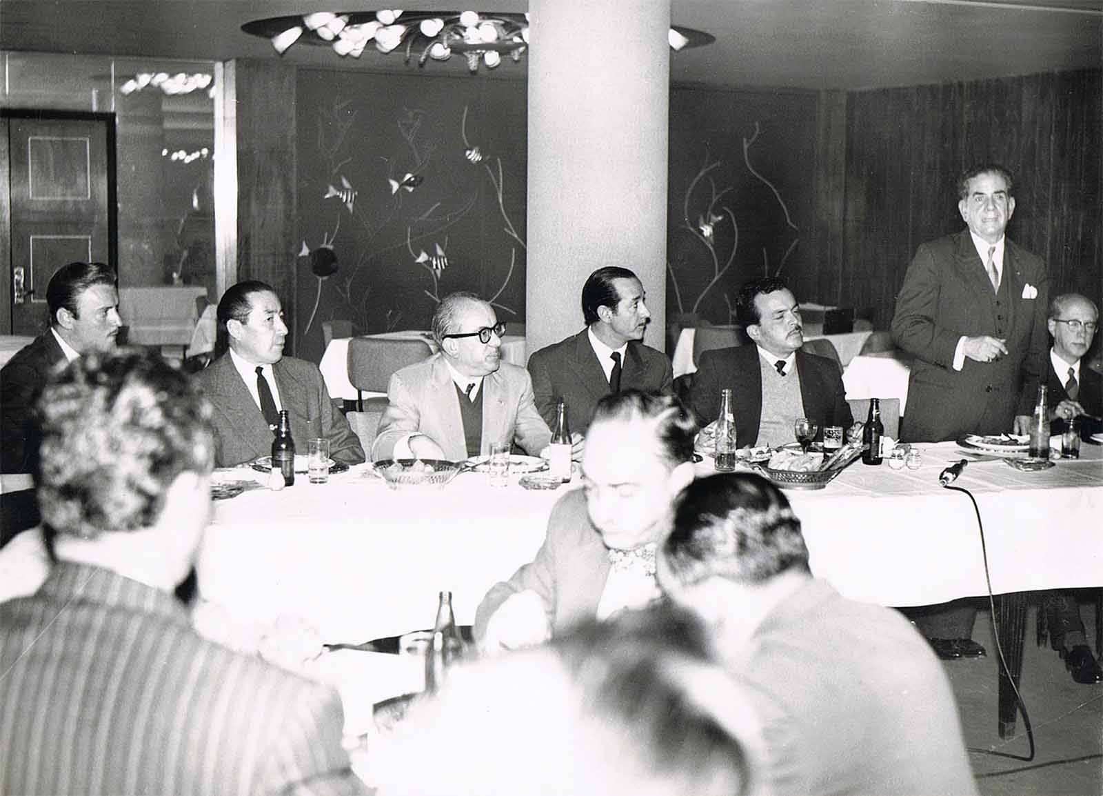 Armando de Maria y Campos toma la palabra en una cena de los miembros de la Agrupación de Críticos de Teatro, s/f. (Fotografía). (PMC).
