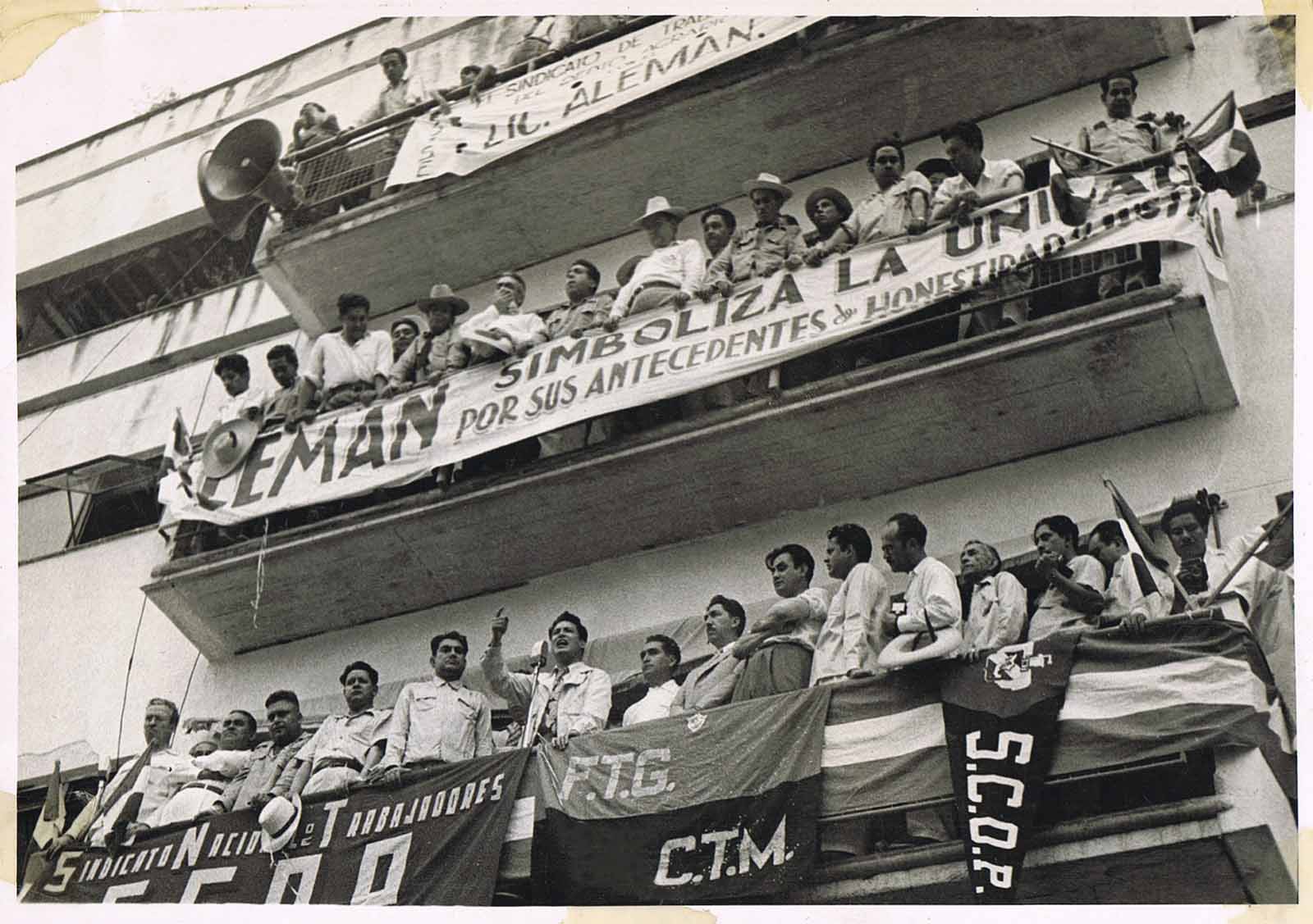 Armando de Maria y Campos asiste a un mitin proalemanista en Toluca, 1946. (PMC).
