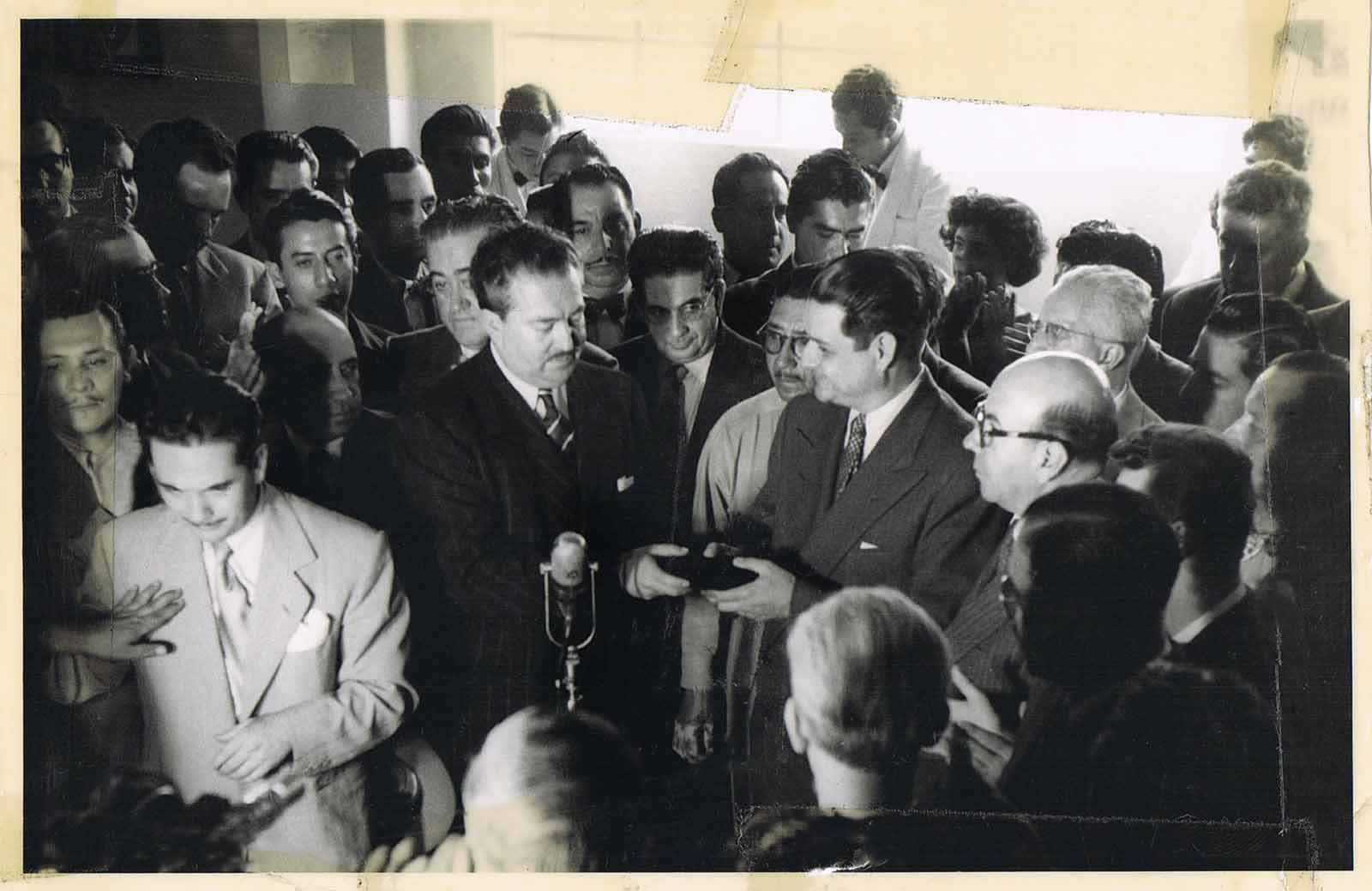 Armando de Maria y Campos presencia una ceremonia encabezada por el regente de la Ciudad de México Ernesto P. Uruchurtu, 1959. (PMC).