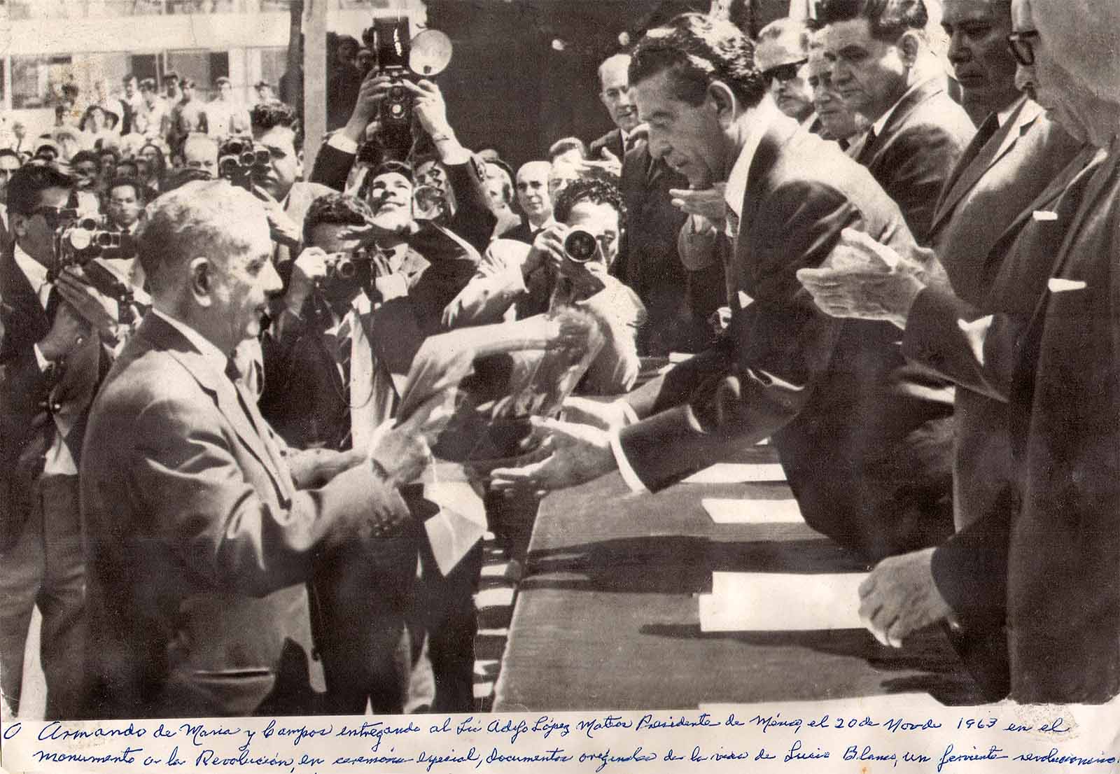 En ceremonia especial, Armando de Maria Campos entrega al presidente de México Adolfo López Mateos los documentos originales en que basó su investigación sobre el general Lucio Blanco.