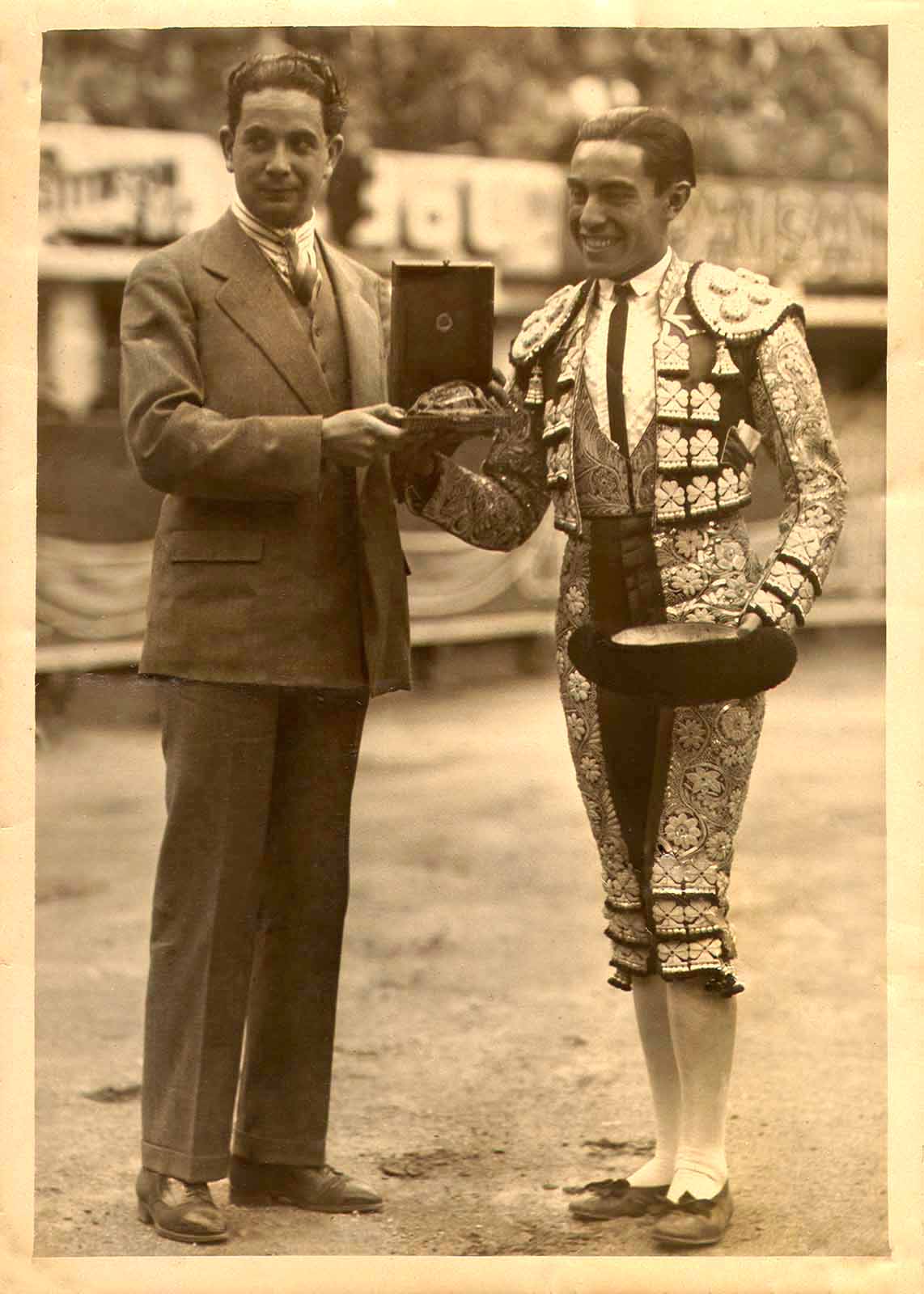 Armando de Maria y Campos en el ruedo entregando una oreja al torero triunfador, s/f. (PMC).