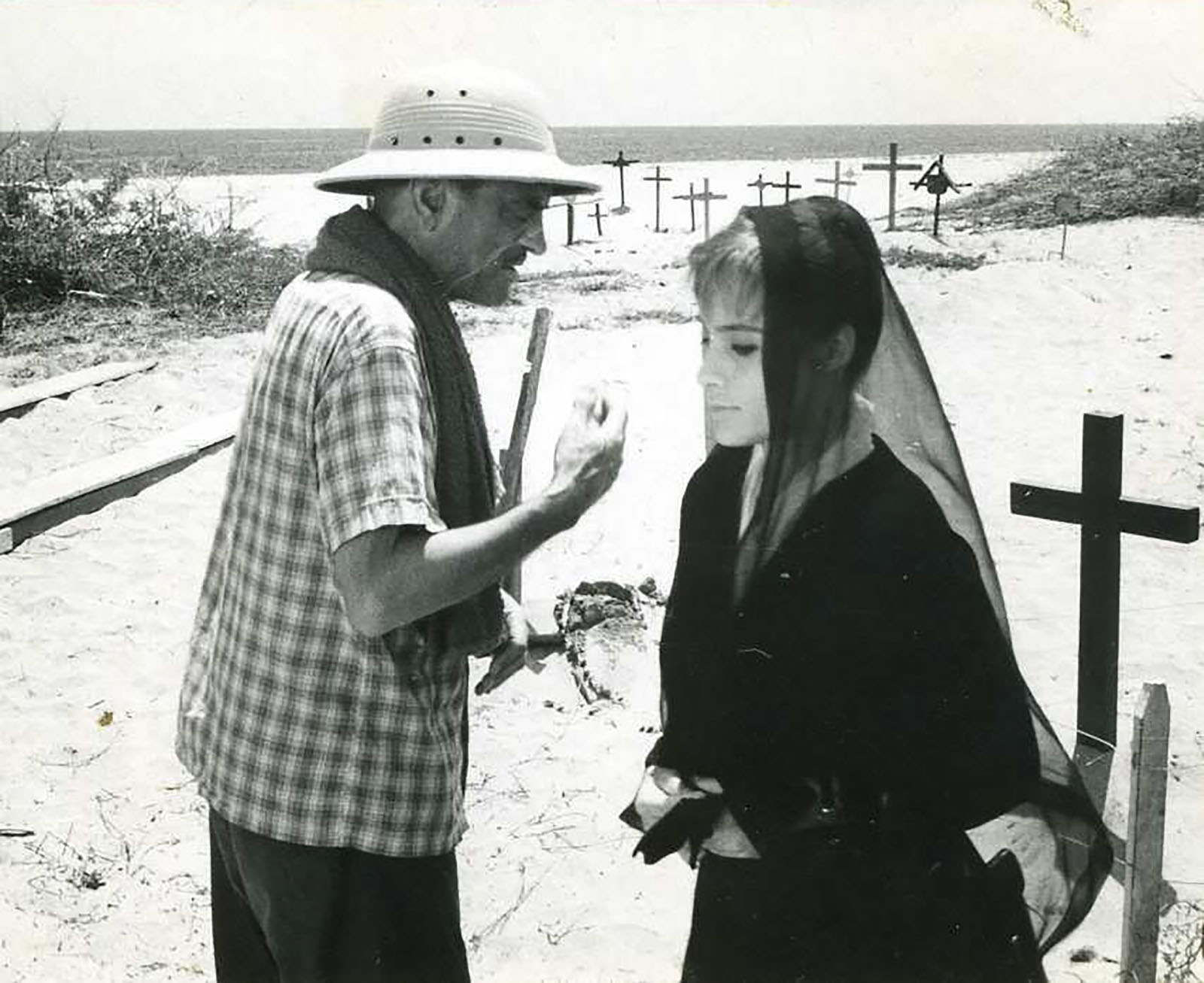 Luis Buñuel dando indicaciones a Pilar Pellicer en el rodaje de la película Los ambiciosos