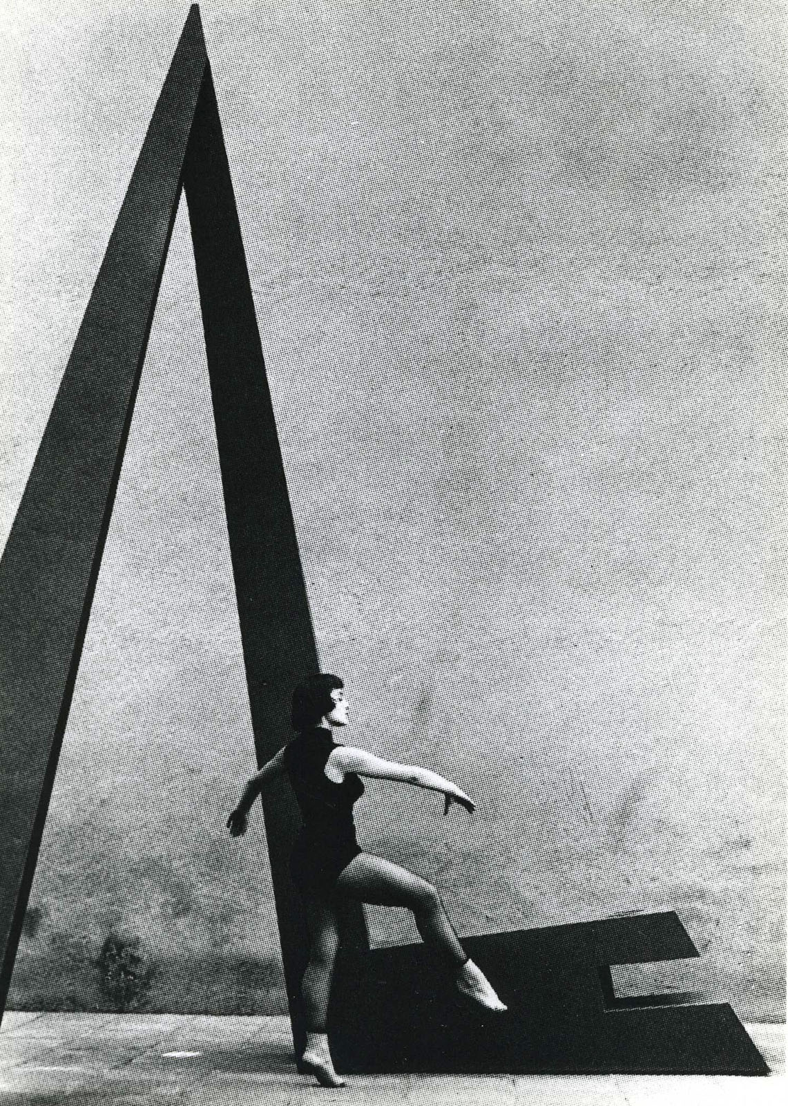 Pilar Pellicer en el Museo Experimental El Eco, frente a la escultura La serpiente de Mathias Goeritz,