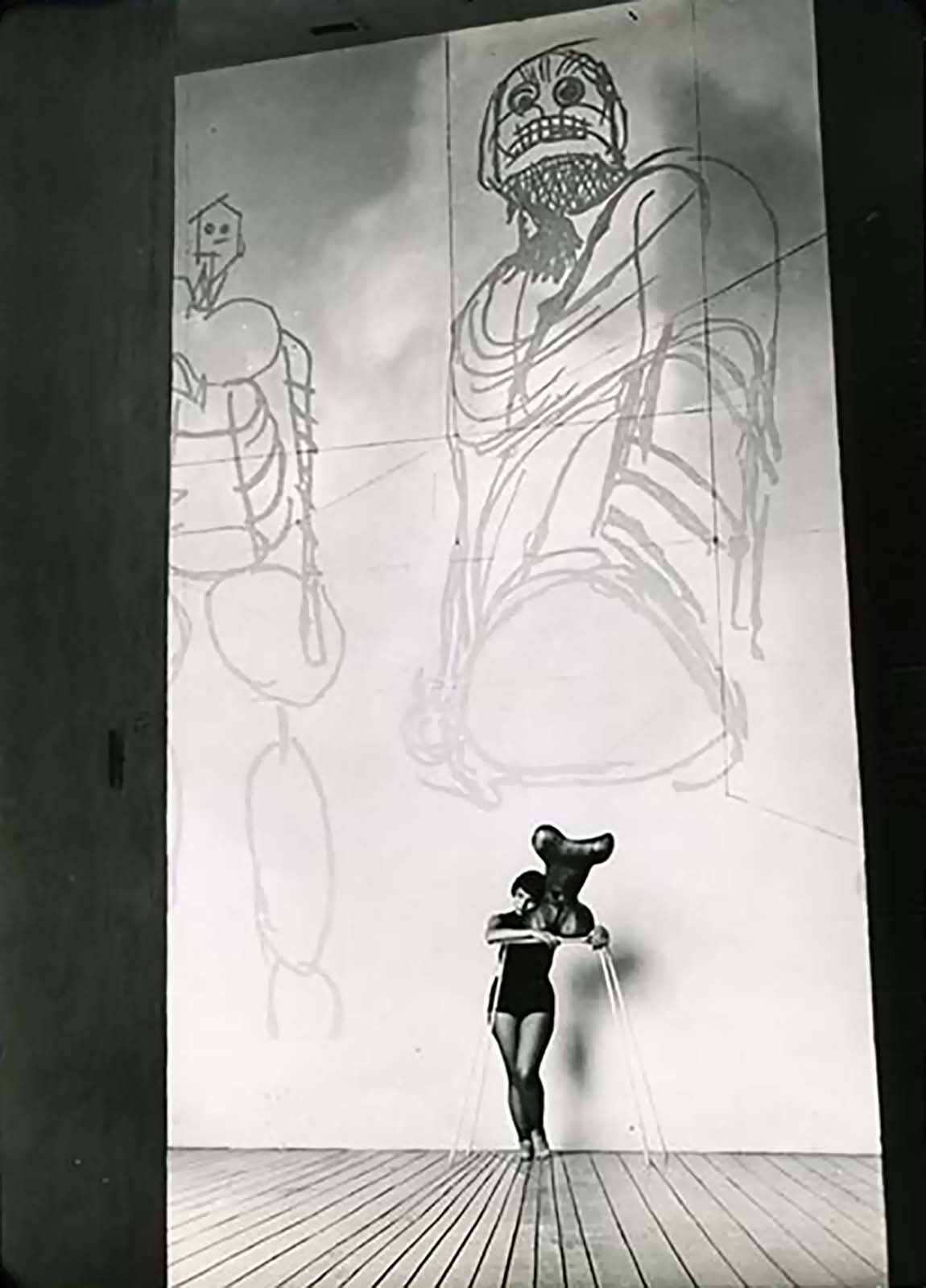 Pilar Pellicer frente al mural de Henry Moore, y la escultura Torso de Mathias Goeritz