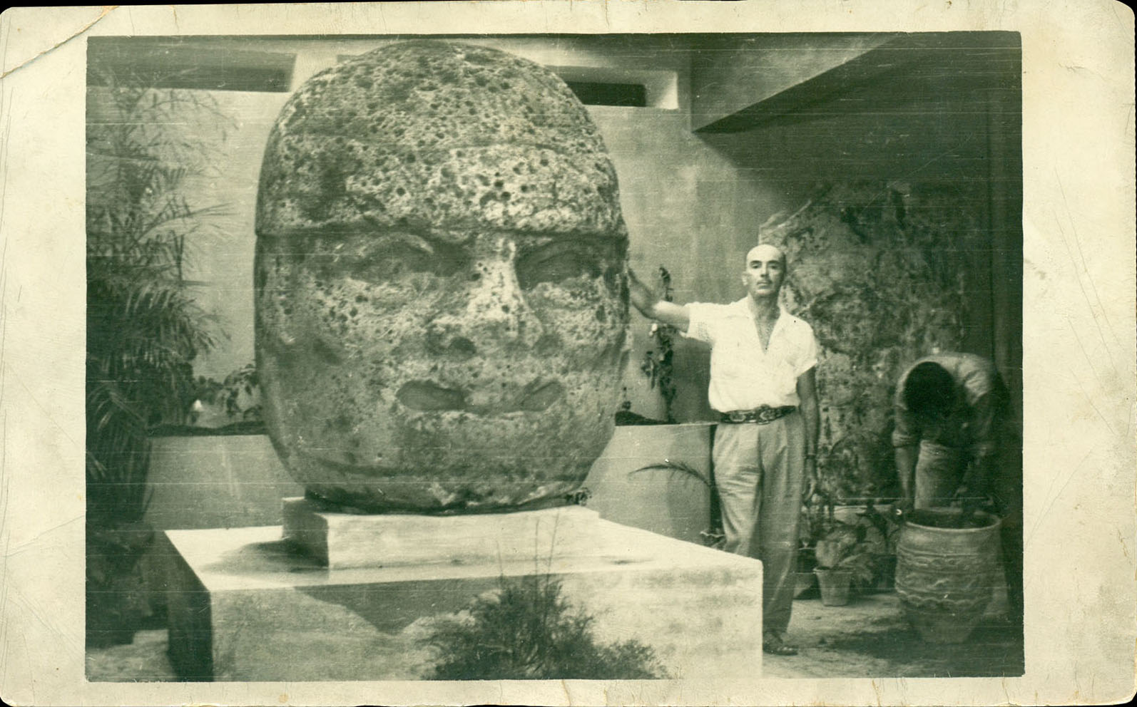 Carlos Pellicer en el museo La Venta